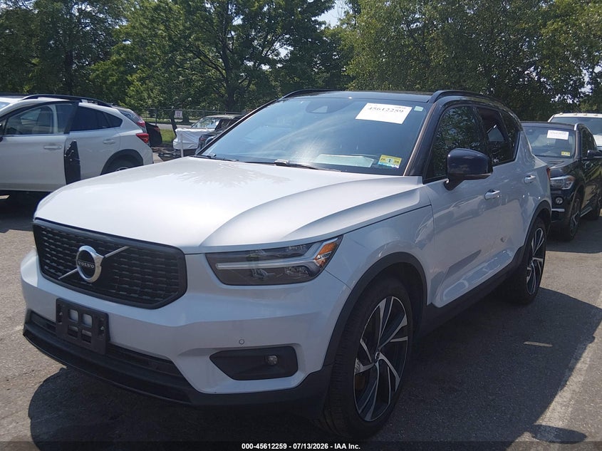 2021 VOLVO XC40 auction photo 2