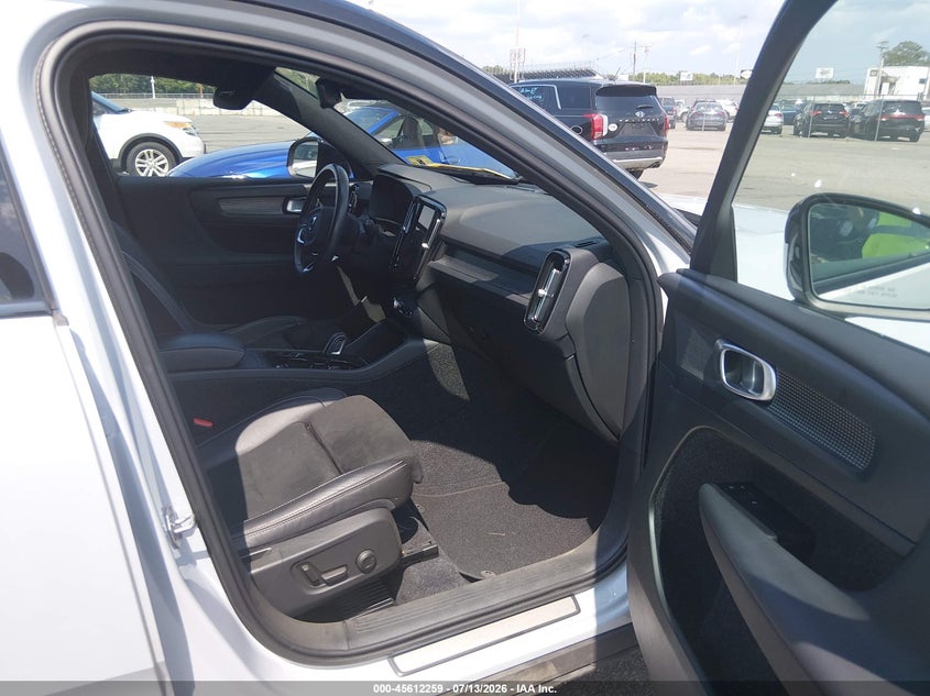2021 VOLVO XC40 auction photo 5
