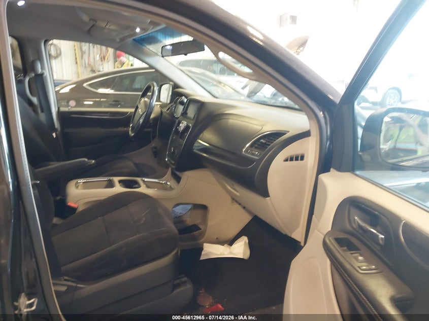 2014 CHRYSLER TOWN & COUNTRY auction photo 5