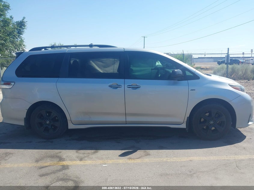 TOYOTA SIENNA - zdjęcie 13