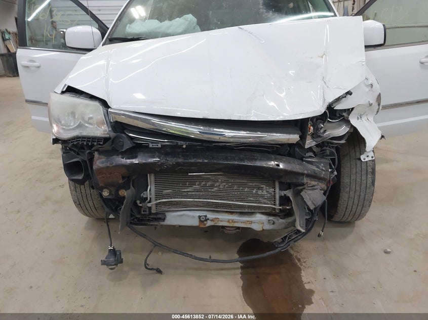 2014 CHRYSLER TOWN & COUNTRY auction photo 6