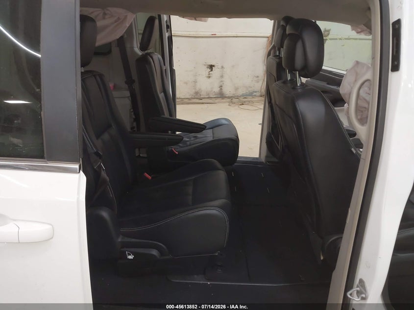 2014 CHRYSLER TOWN & COUNTRY auction photo 8