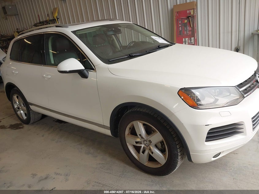 2011 VOLKSWAGEN TOUAREG auction photo 1