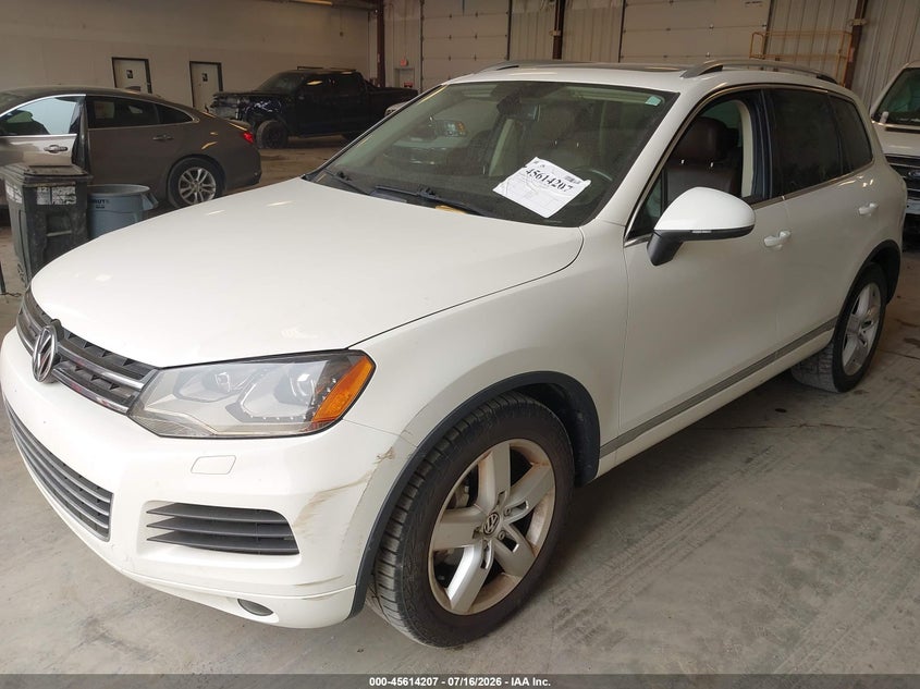 2011 VOLKSWAGEN TOUAREG auction photo 2