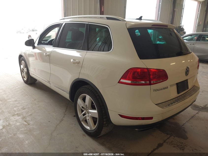 2011 VOLKSWAGEN TOUAREG auction photo 3