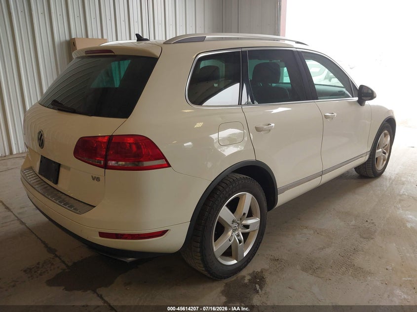 2011 VOLKSWAGEN TOUAREG auction photo 4
