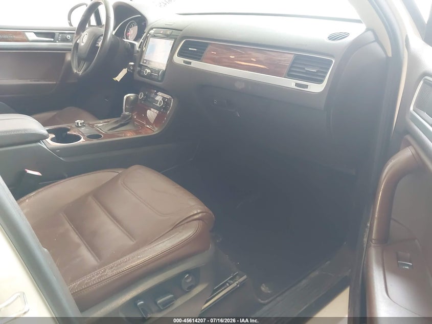2011 VOLKSWAGEN TOUAREG auction photo 5