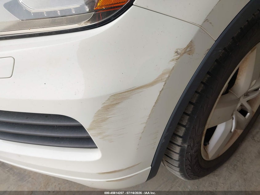 2011 VOLKSWAGEN TOUAREG auction photo 6