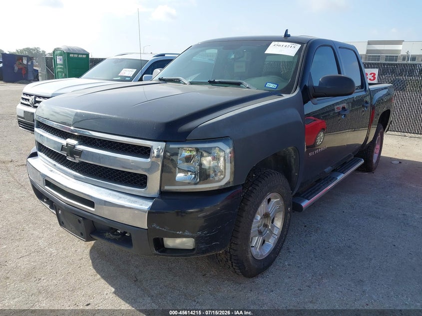 2011 Chevrolet Silverado, Normal Wear & Tear, IAAI, VIN 3GCPKSE38BG289358 — photo 2