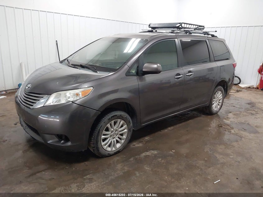 2015 Toyota Sienna, Interior Burn, IAAI, VIN 5TDYK3DC7FS533875 — фото 2