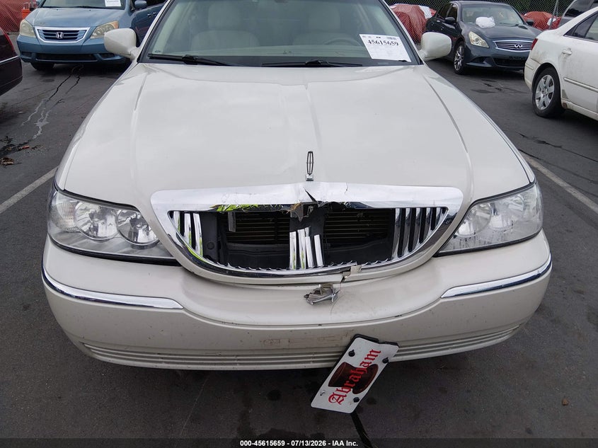 2005 Lincoln Town Car Signature VIN: 1LNHM81W85Y618020 Lot: 45615659
