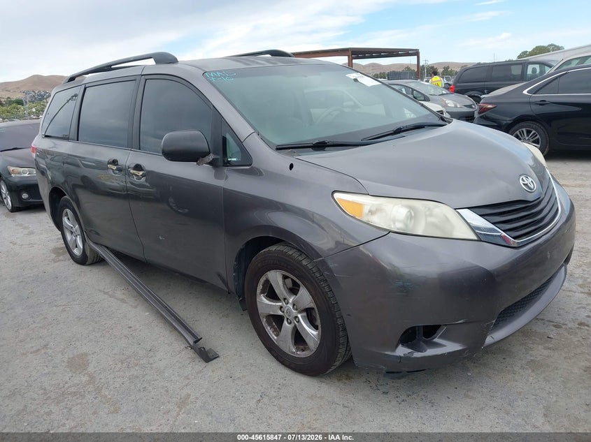 2011 TOYOTA SIENNA auction photo 1
