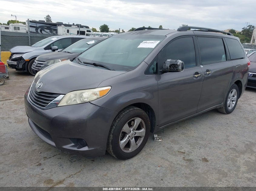 2011 TOYOTA SIENNA auction photo 2