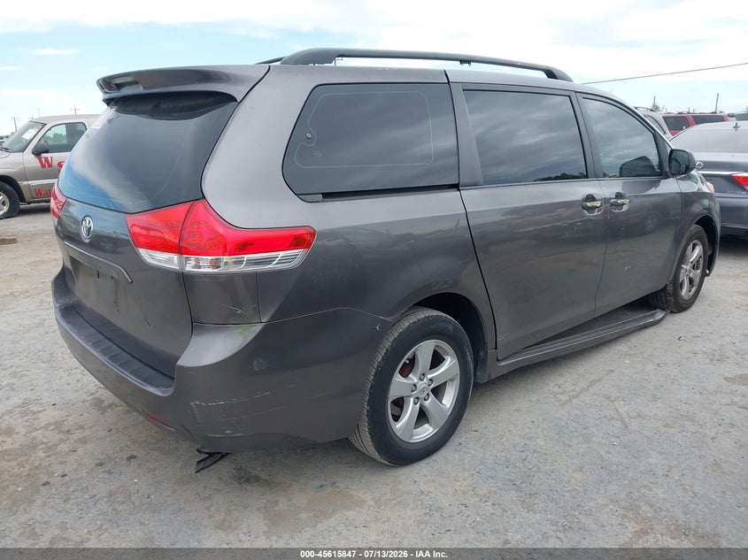 2011 TOYOTA SIENNA auction photo 4