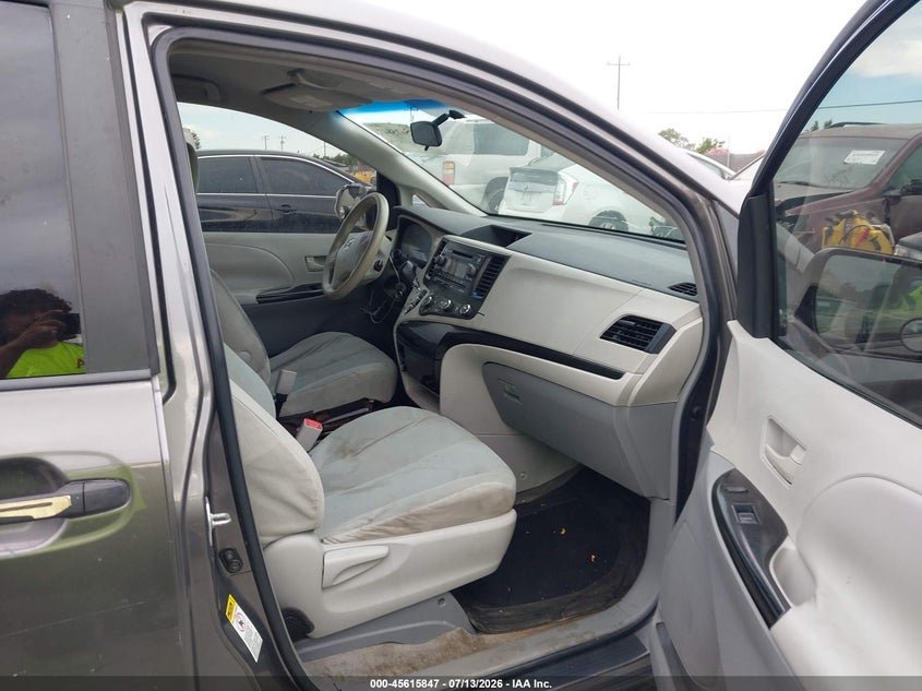 2011 TOYOTA SIENNA auction photo 5