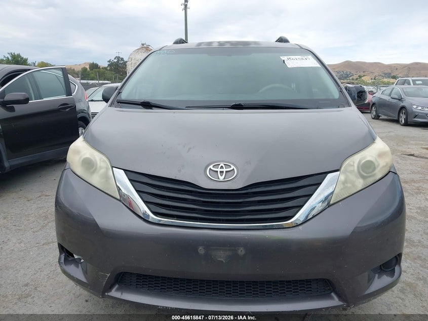 2011 TOYOTA SIENNA auction photo 6