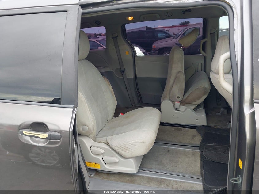 2011 TOYOTA SIENNA auction photo 8