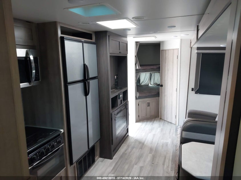2021 WINNEBAGO VOYAGE TRAVEL TRAILER auction photo 8