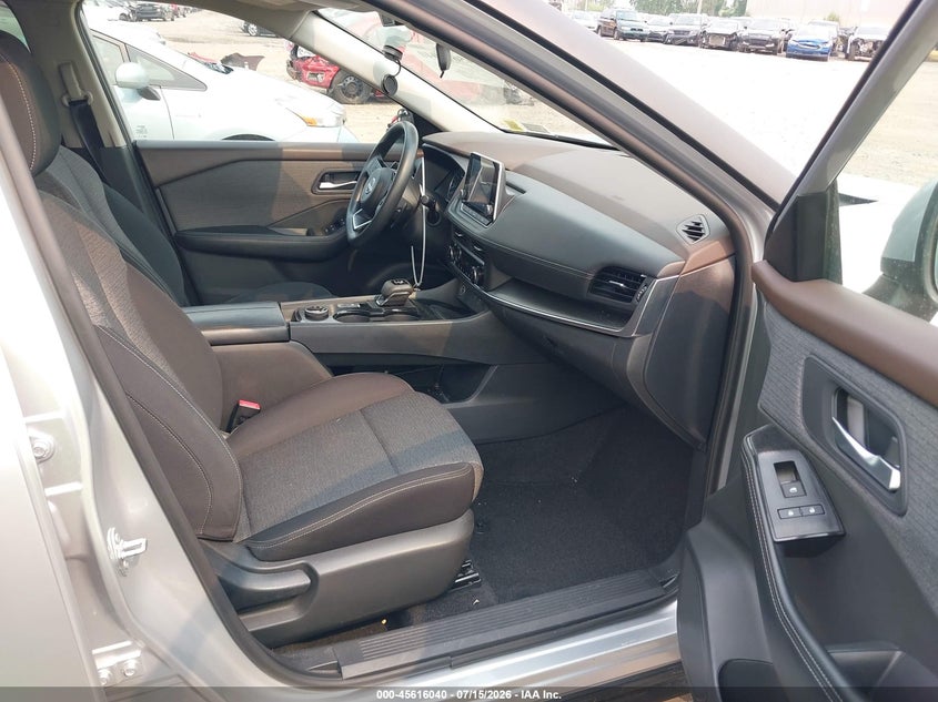 2023 Nissan Rogue - view 5
