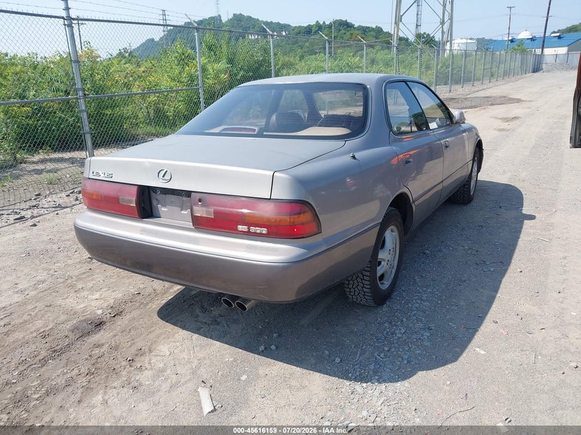 1994 LEXUS ES auction photo 4