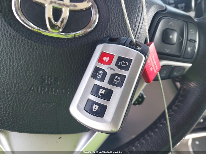 TOYOTA SIENNA - zdjęcie 11