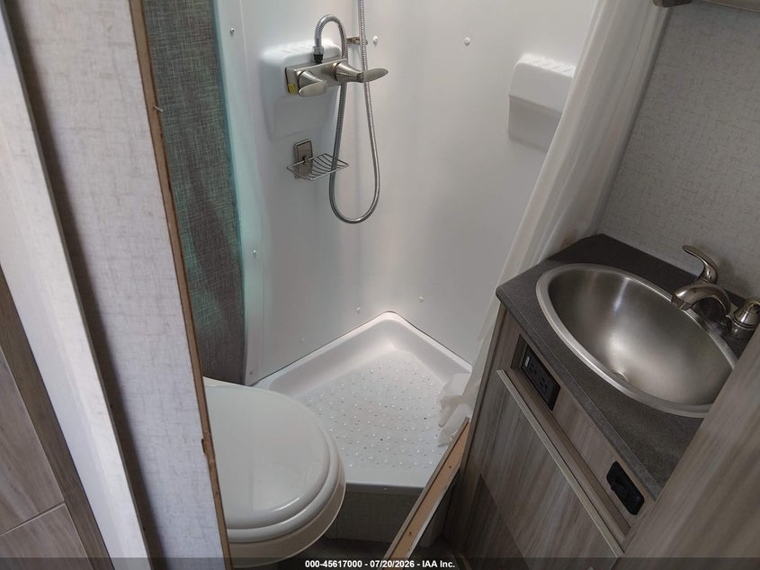 2022 WINNEBAGO M-1708FB auction photo 7