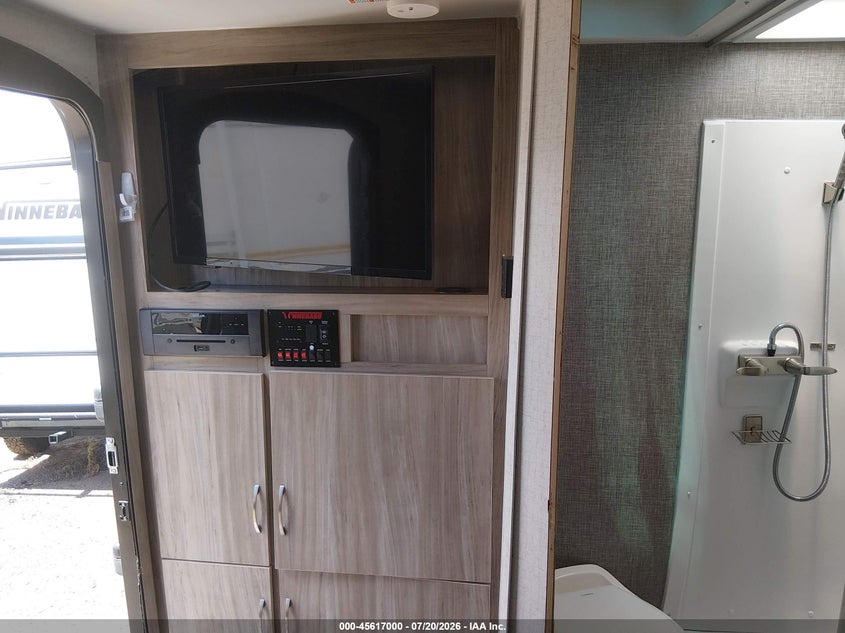 2022 WINNEBAGO M-1708FB auction photo 8