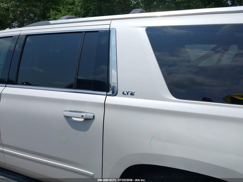CHEVROLET SUBURBAN - zdjęcie 14