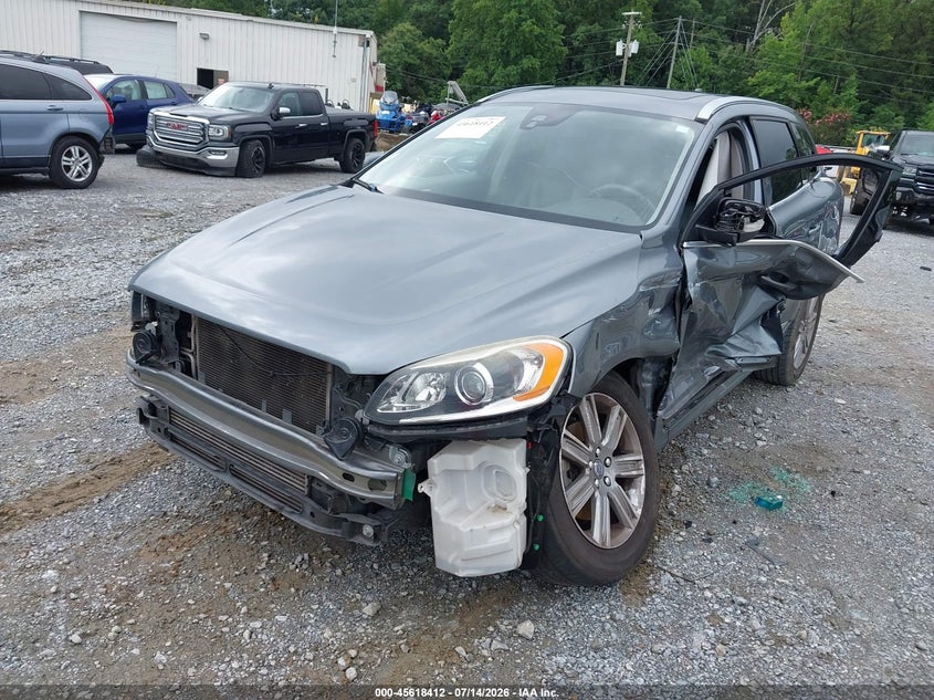 2017 VOLVO XC60 auction photo 2