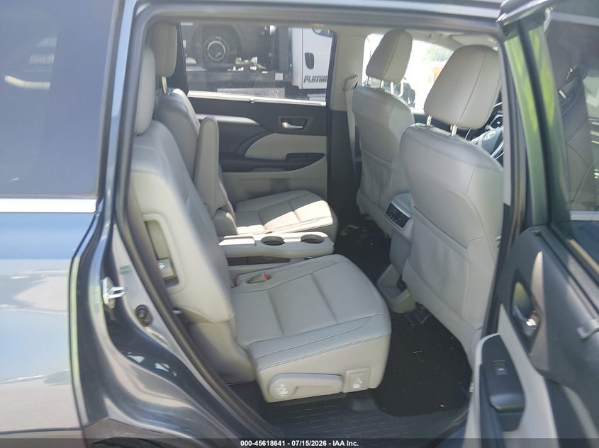 2019 TOYOTA HIGHLANDER auction photo 8