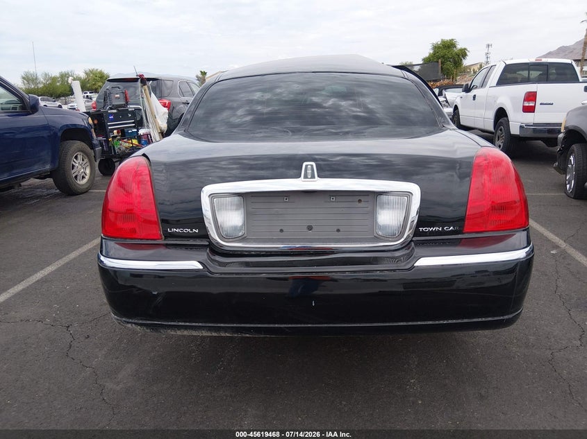 2008 Lincoln Town Car Signature Limited VIN: 2LNHM82W78X650038 Lot: 45619468