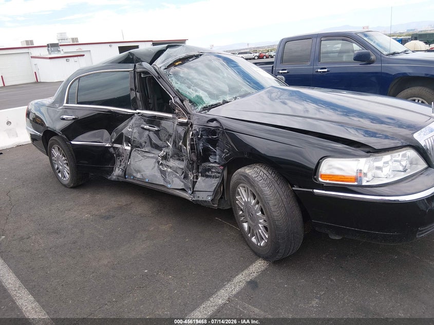2008 Lincoln Town Car Signature Limited VIN: 2LNHM82W78X650038 Lot: 45619468