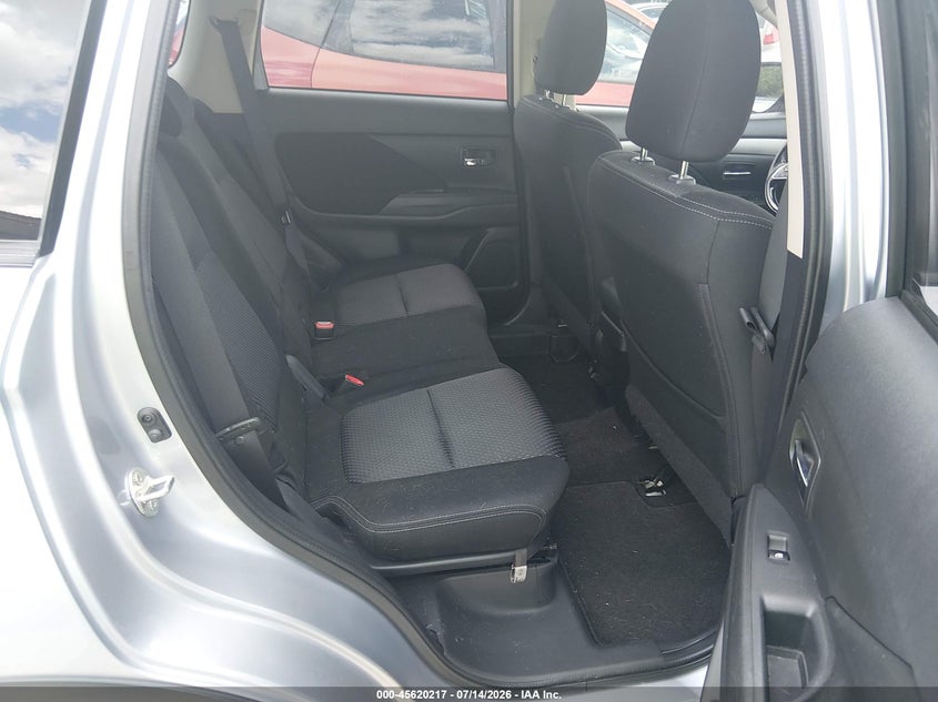 2017 MITSUBISHI OUTLANDER auction photo 8