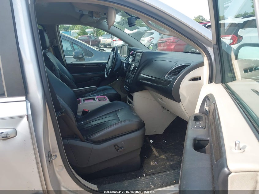 2012 CHRYSLER TOWN & COUNTRY auction photo 5