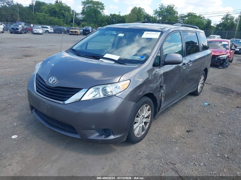 2012 TOYOTA SIENNA auction photo 2