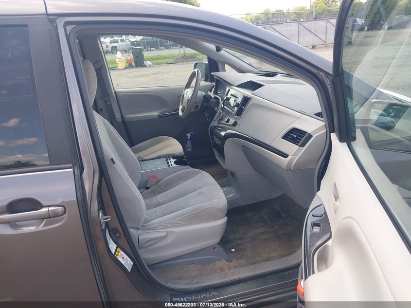 2012 TOYOTA SIENNA auction photo 5