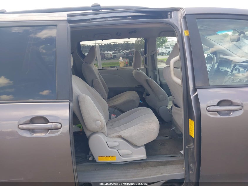 2012 TOYOTA SIENNA auction photo 8