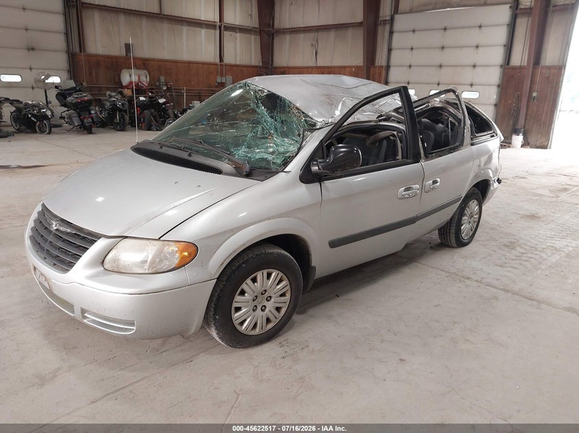 2005 CHRYSLER TOWN & COUNTRY auction photo 2