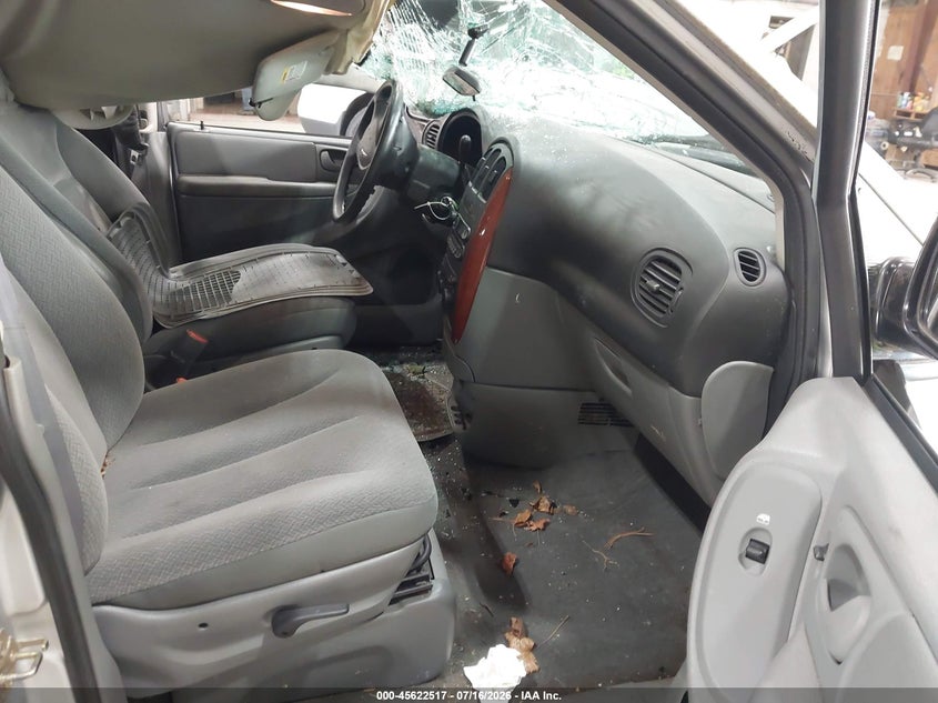 2005 CHRYSLER TOWN & COUNTRY auction photo 5
