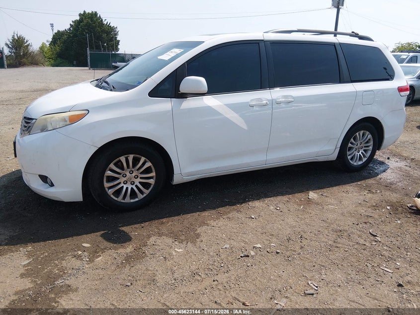 2012 Toyota Sienna, Правый бок, IAAI, VIN 5TDYK3DCXCS245280 — фото 2