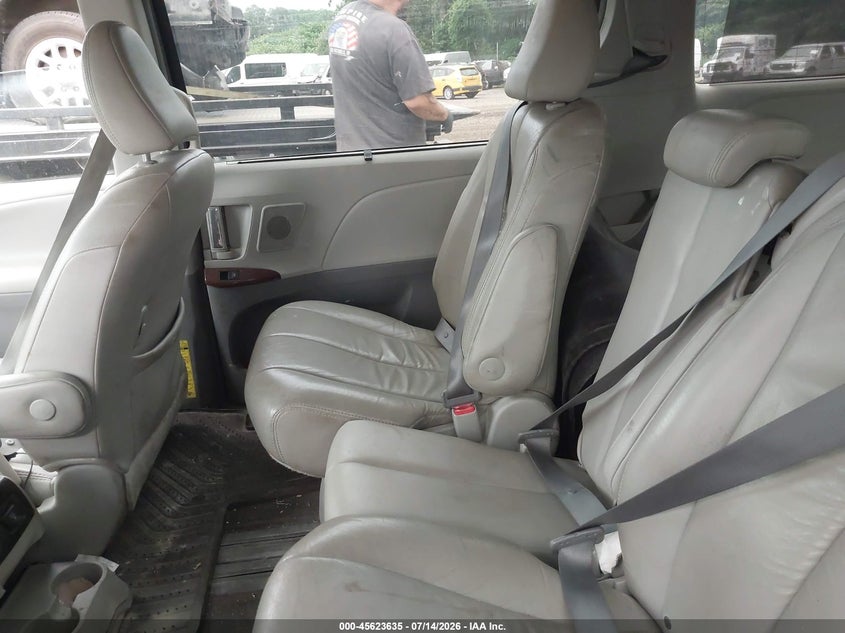 2011 TOYOTA SIENNA auction photo 8