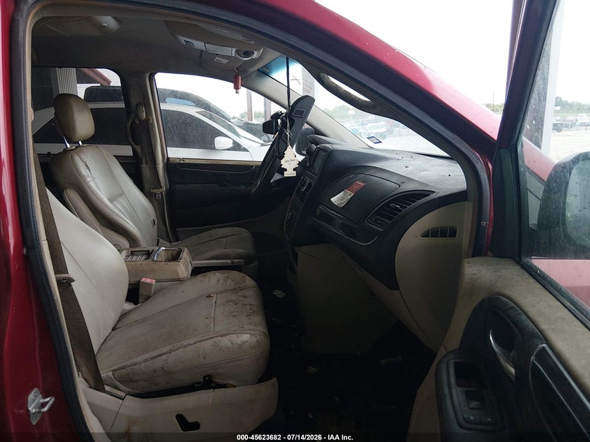 2014 CHRYSLER TOWN & COUNTRY auction photo 5