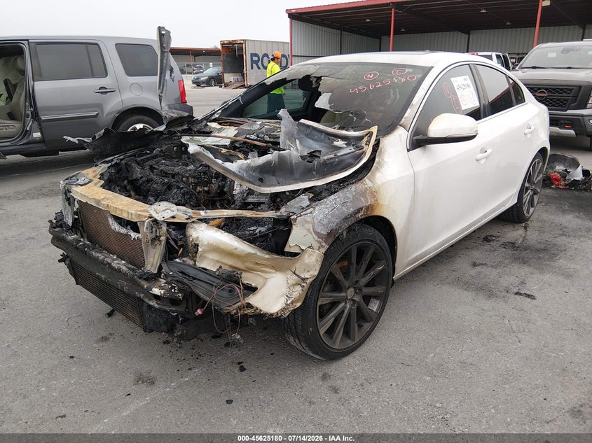 2015 Volvo S60, Engine Burn, IAAI, VIN YV140MFB0F1300622 — photo 2