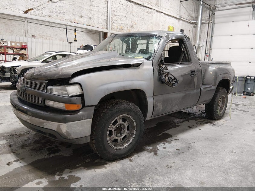2001 Chevrolet Silverado, Переворот, IAAI, VIN 1GCEC14V71Z275970 — фото 2