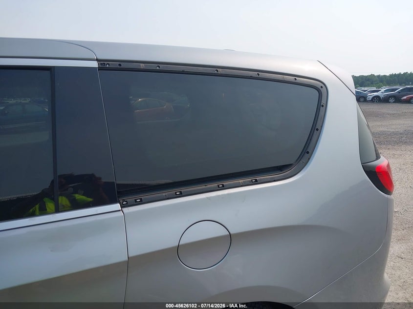 2020 CHRYSLER VOYAGER auction photo 6
