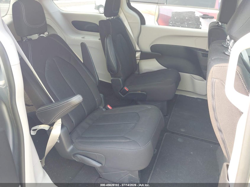 2020 CHRYSLER VOYAGER auction photo 8