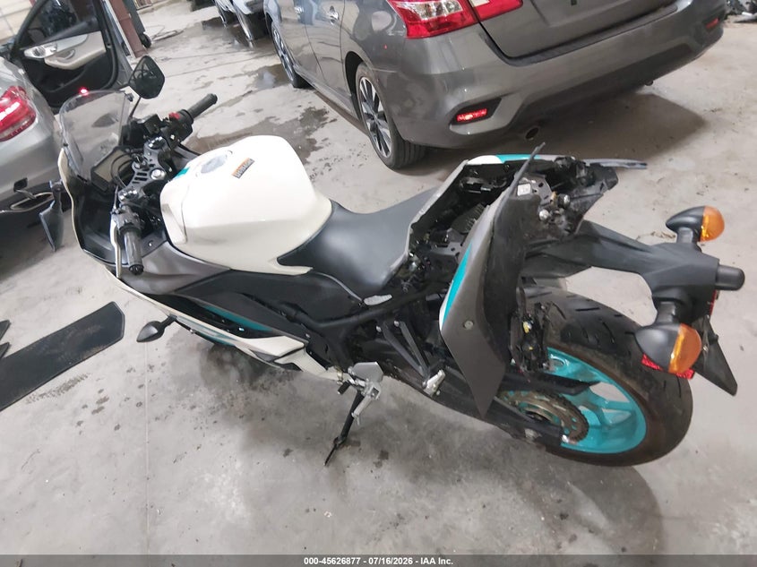 2024 YAMAHA YZFR3 auction photo 3