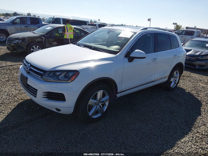 2014 VOLKSWAGEN TOUAREG auction photo 2