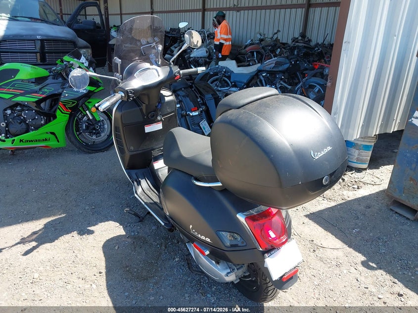 2022 VESPA GTS 300 SUPER auction photo 3