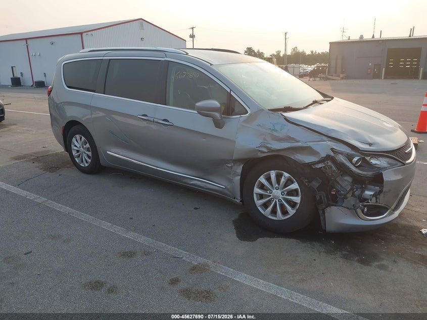 2018 CHRYSLER PACIFICA auction photo 1